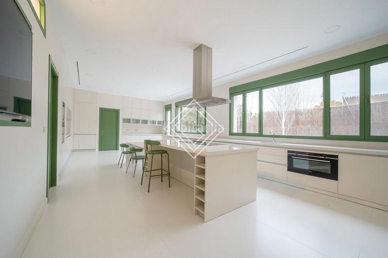 Foto 96b944fb-638a-4da5-a57f-79b4c9274263. Chalet con riscaldamento parcheggio piscina in urbanización La Moraleja La Moraleja