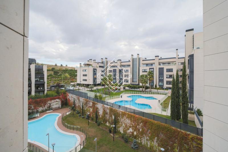 Foto 91ef9d5d-04df-495f-a9fe-5ce8b943dfde. Flat with heating parking in Encinar de los Reyes La Moraleja