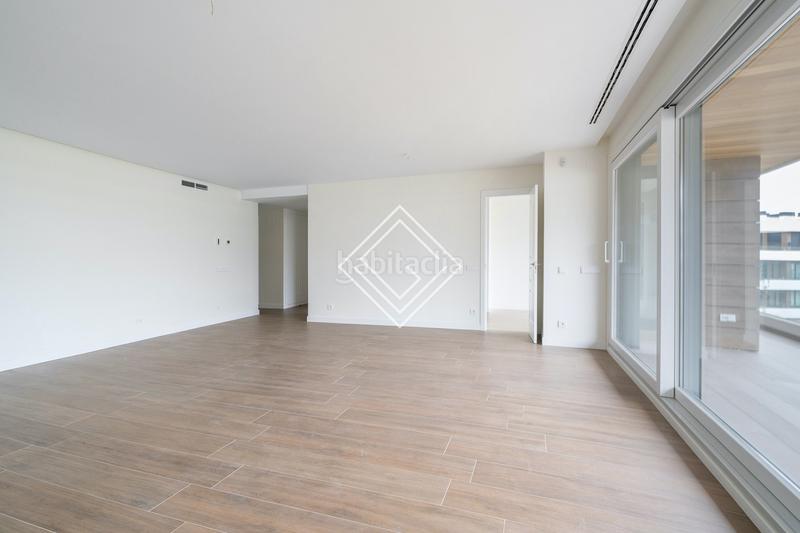 Foto 9e505f1d-68d1-428e-ad9e-d366c34da50b. Flat with heating parking pool in urbanización La Moraleja La Moraleja