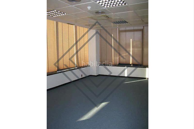Foto 8d403af6-a758-465e-8f75-ded99954e883. Rent office space with heating in Salvador Madrid