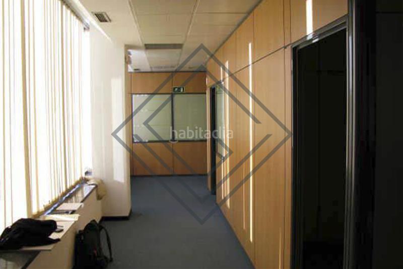 Foto b0dc3b6e-8096-4dc2-b012-b272fd50be4c. Rent office space with heating in Salvador Madrid
