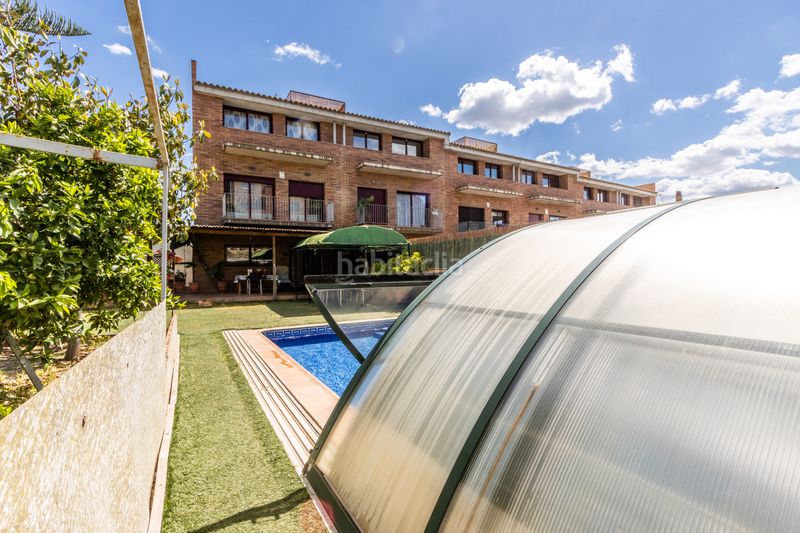 Foto 28f8f4f4-5da0-4dc0-a894-0344268e8f82. Casa adossada amb calefacció aparcament piscina a Castellar del Vallès