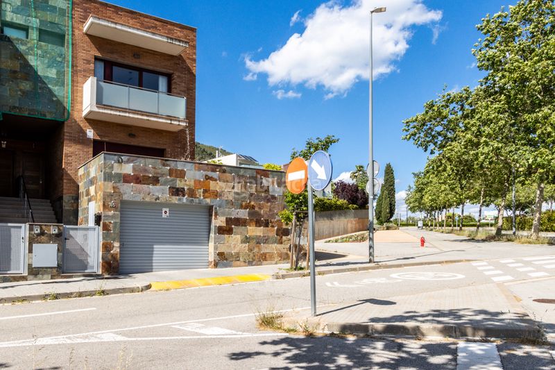 Foto 63aaeaac-165c-45f4-b1e4-99d87c42e781. Casa adossada amb calefacció aparcament piscina a Castellar del Vallès