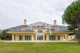 Chalet  Calle abedul. Venta de villa en prado largo
