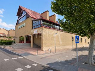 Geschäftsraum  Calle de santillana del mar. Local comercial en venta en boadilla del monte, 150 m2