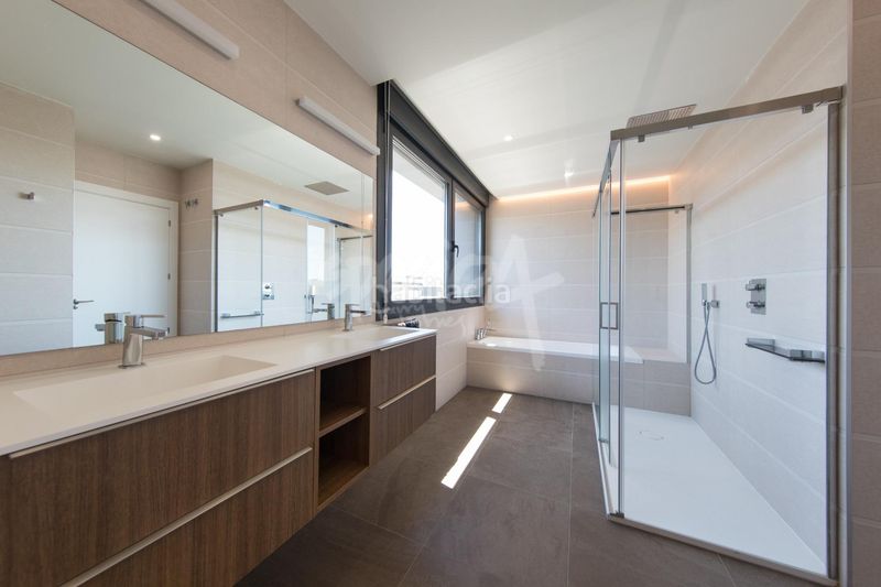 Foto 8b911aed-e775-4ab2-9bad-6cf13e5eb423. Location chalet avec chauffage parking piscine dans Boadilla del Monte