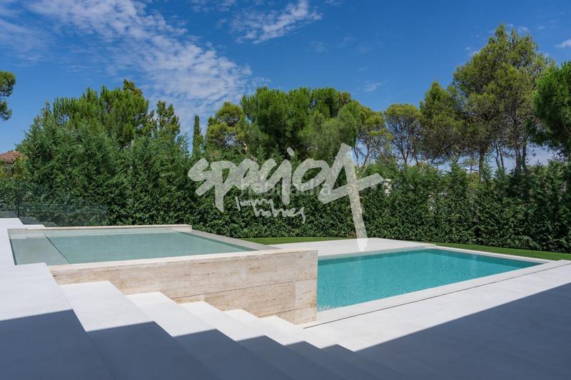 Foto 5642ff2f-421c-4d74-95e9-2ccf3e4a8842. Chalet mit pool in Las Lomas Boadilla del Monte