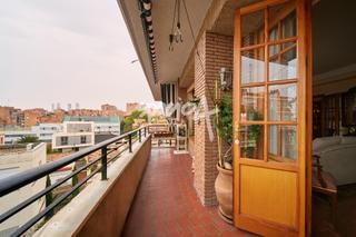 Pis  Calle velayos. Un piso con encanto en moncloaaravaca, donde madrid se abre ante