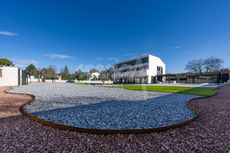 Foto 1b701ed9-c8e2-435a-9c0a-19de91f28a74. Xalet amb aparcament piscina a Colmenarejo