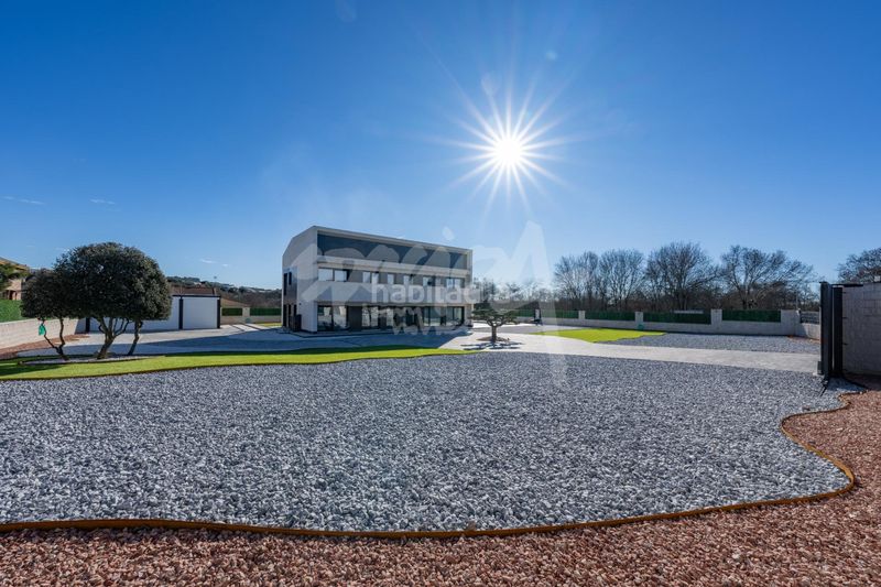 Foto 79f508e4-e136-42e7-9af2-fd3f10cc3464. Xalet amb aparcament piscina a Colmenarejo