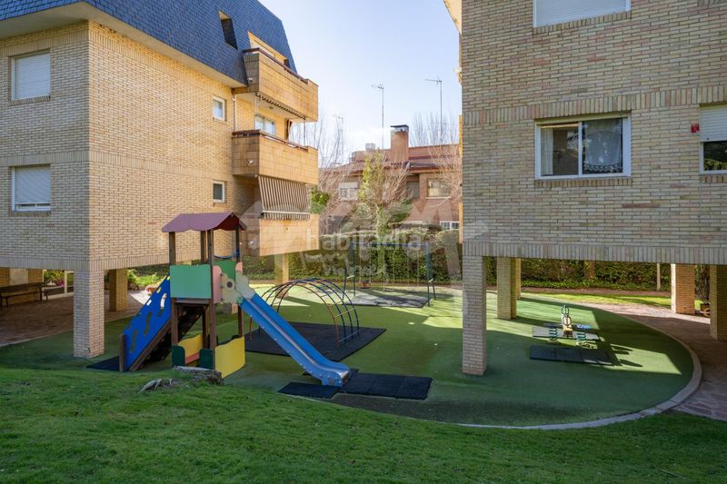 Foto 4fc21a00-ac0a-457e-aca9-69e6c7f16ed0. Pis amb calefacció aparcament piscina a Casco Antiguo Majadahonda