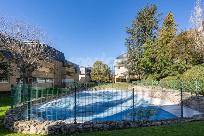 Foto a577c6c7-1d8d-443f-99b3-fe76fc4ae0df. Pis amb calefacció aparcament piscina a Casco Antiguo Majadahonda