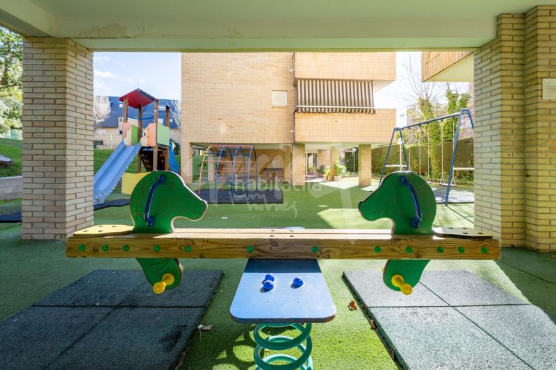 Foto b74a76c0-8b62-4a55-b95f-b11e3f6c728c. Pis amb calefacció aparcament piscina a Casco Antiguo Majadahonda