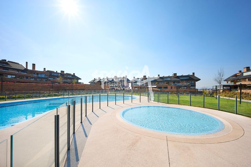 Foto 240e4e82-399a-429a-be4a-fd2df3b5611a. Àtic amb calefacció aparcament piscina a Valenoso Boadilla del Monte