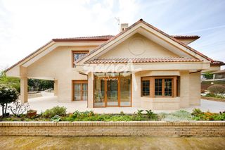 Chalet  Calle de santander. Chalet de lujo en venta en el escorial con piscina cubierta