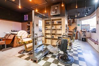 Traspàs Local Comercial  Avenida america. Traspaso de peluquería con alta visibilidad