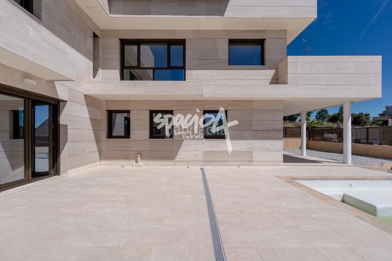 Foto 115aae10-9667-483d-b356-b03580ed5f62. Casa aparellada amb calefacció aparcament piscina a Miraflores de la Sierra