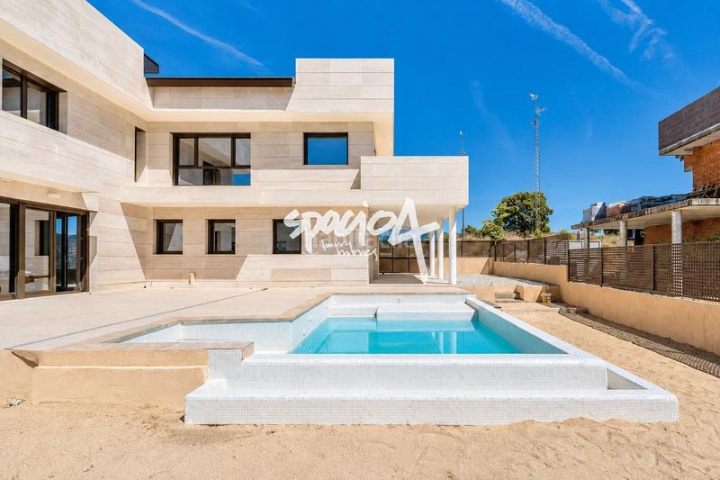 Foto 2f01dda5-826a-49a9-a102-e6333c8cbfac. Casa aparellada amb calefacció aparcament piscina a Miraflores de la Sierra