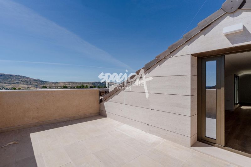 Foto 32a4cd1c-05a8-4284-adbe-5ee8e4a0c36a. Casa aparellada amb calefacció aparcament piscina a Miraflores de la Sierra