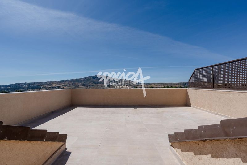 Foto 50e0778e-b20c-4568-9bff-a30e4d686d7a. Casa aparellada amb calefacció aparcament piscina a Miraflores de la Sierra