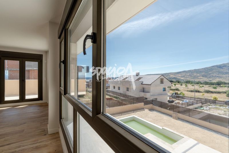 Foto 55860ff5-b89c-4f43-9e11-e4dd664df668. Casa aparellada amb calefacció aparcament piscina a Miraflores de la Sierra