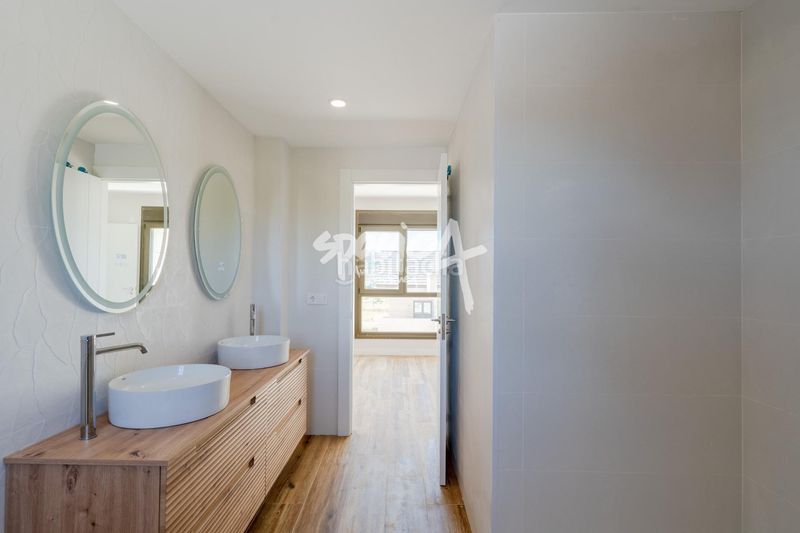 Foto 5b308cf0-d653-4a9a-bb74-1be0a67ac7b1. Casa aparellada amb calefacció aparcament piscina a Miraflores de la Sierra