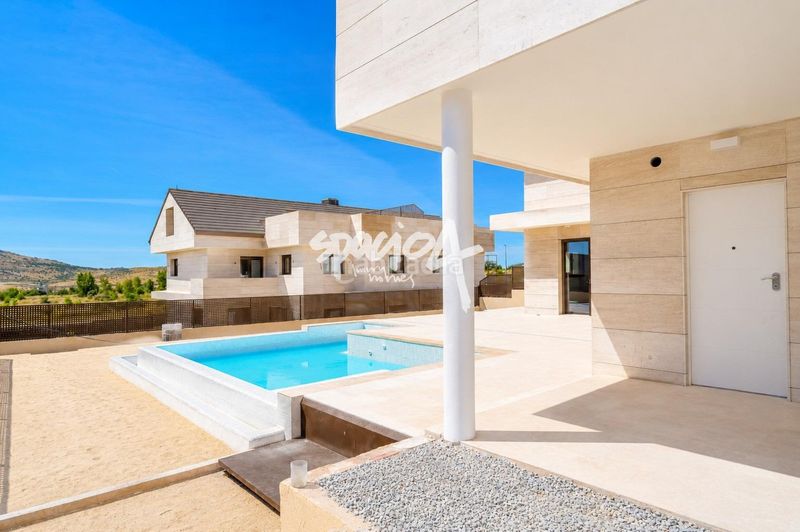 Foto ced29b18-a487-4d9b-8466-8e2d2bb0f36d. Casa aparellada amb calefacció aparcament piscina a Miraflores de la Sierra