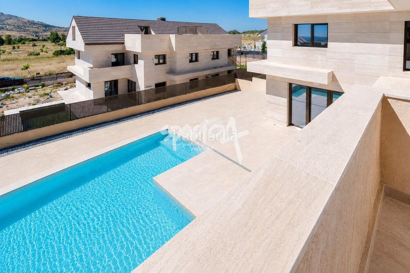 Foto df6c4edf-9d77-4b38-b64b-28bef3a3ea59. Casa aparellada amb calefacció aparcament piscina a Miraflores de la Sierra