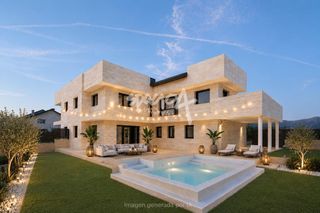 Casa aparellada  Calle del solano. Exclusividad, diseño y eficiencia en una vivienda de obra nueva