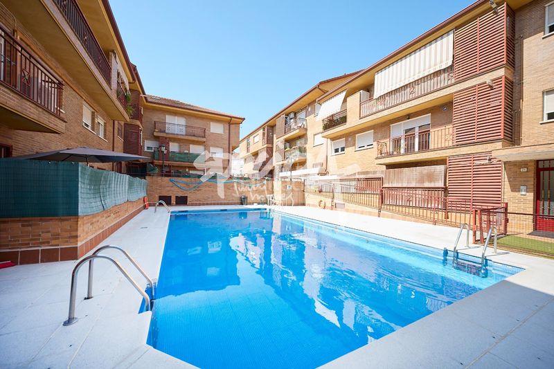Foto c7715752-1458-4bf1-a8e8-e4181f3a5c39. Pis amb calefacció aparcament piscina a Casa Amarilla Galapagar