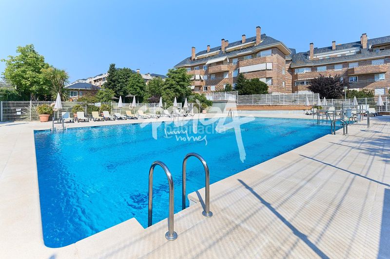 Foto 0c95db1e-0286-41cf-8fe7-735e74f84023. Àtic amb calefacció aparcament piscina a Monte el Pilar Majadahonda