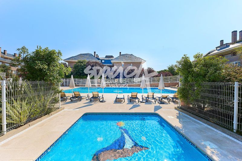 Foto 16c75d32-61db-4a7b-8d35-95604a0eb9f7. Àtic amb calefacció aparcament piscina a Monte el Pilar Majadahonda