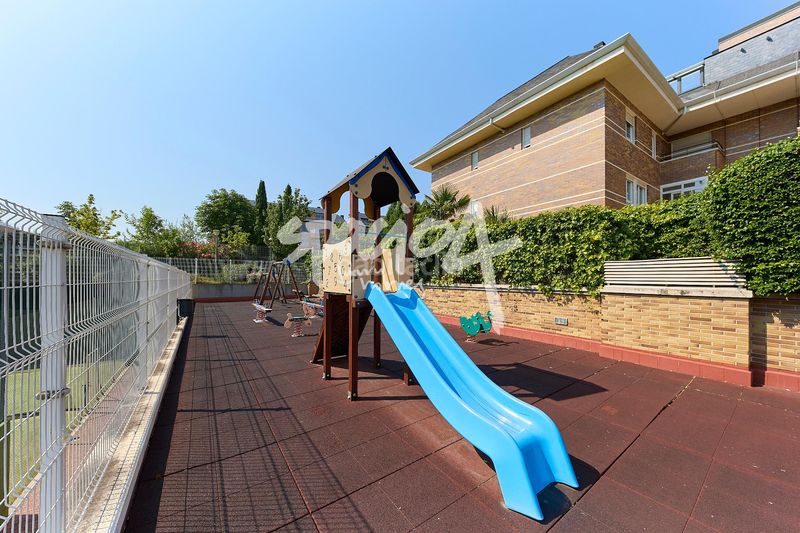 Foto 4517c2d9-63a7-4460-8a67-5715816446f6. Àtic amb calefacció aparcament piscina a Monte el Pilar Majadahonda