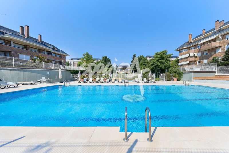 Foto 5029b5cd-17bc-497f-8963-3895477fa508. Àtic amb calefacció aparcament piscina a Monte el Pilar Majadahonda