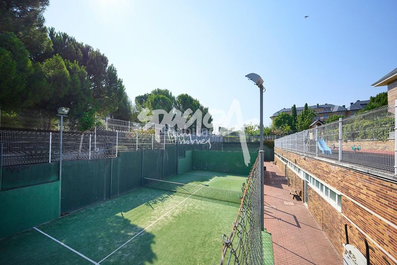 Foto 60b574f3-7a3c-4468-8dbd-bd83f694a5eb. Àtic amb calefacció aparcament piscina a Monte el Pilar Majadahonda