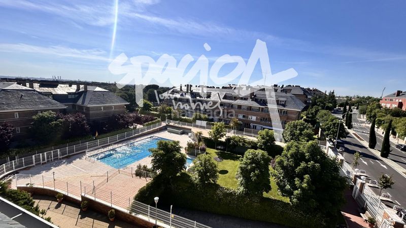 Foto 6a6298b1-16f5-4d5e-b175-d0f209a91cf8. Àtic amb calefacció aparcament piscina a Monte el Pilar Majadahonda