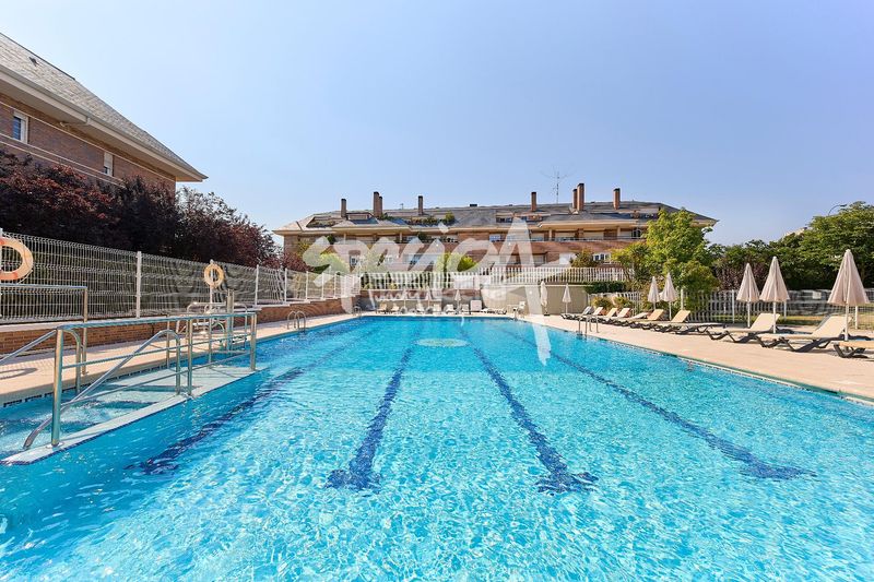Foto 8982ec01-6547-4f41-9446-525008644055. Àtic amb calefacció aparcament piscina a Monte el Pilar Majadahonda