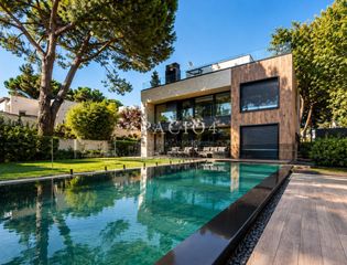Xalet  Calle calle badajoz. Villa de lujo en venta con criosauna y piscina en urbanización,