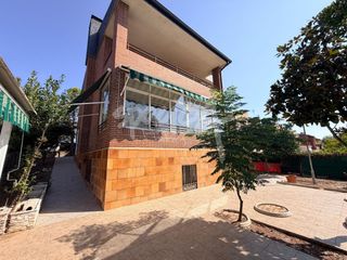 Chalet  Avenida guadarrama. Chalet independiente en venta en sevilla la nueva con piscina pr