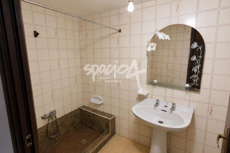 Foto bf01f555-f7c8-4a6e-b4f6-5ff6bcfc77aa. Casa adossada a Madroñera