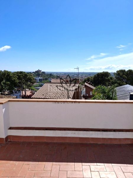 Foto 47f44d8c-4849-434c-ad96-5c9ede981104. Casa aparellada amb calefacció aparcament piscina a Castelldefels