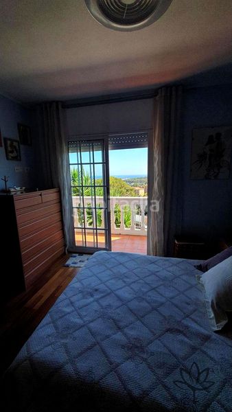 Foto 4c83e927-17e7-4822-ba58-d5e661565727. Casa aparellada amb calefacció aparcament piscina a Castelldefels