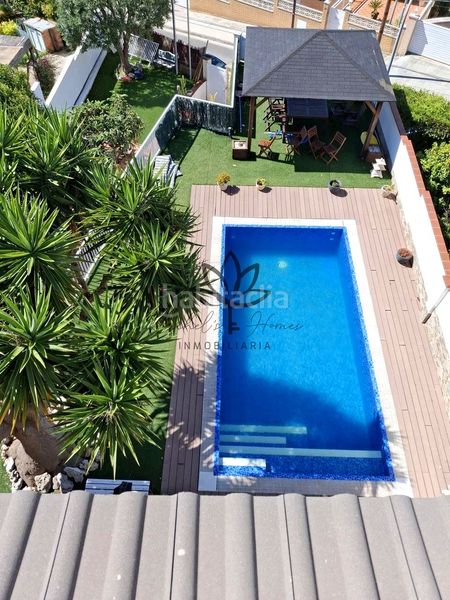 Foto 56660620-18d3-4cfe-9151-4a40b913cd0f. Casa aparellada amb calefacció aparcament piscina a Castelldefels