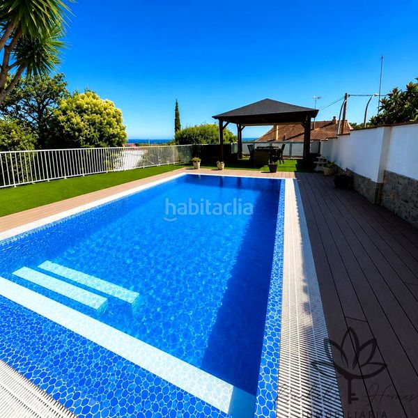 Foto 618bd022-03a5-49d4-b236-34692c9bb6cc. Casa aparellada amb calefacció aparcament piscina a Castelldefels
