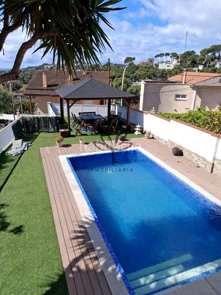 Foto 7e5c7fc9-4d3d-4e9e-8543-a12c9632ec99. Casa aparellada amb calefacció aparcament piscina a Castelldefels