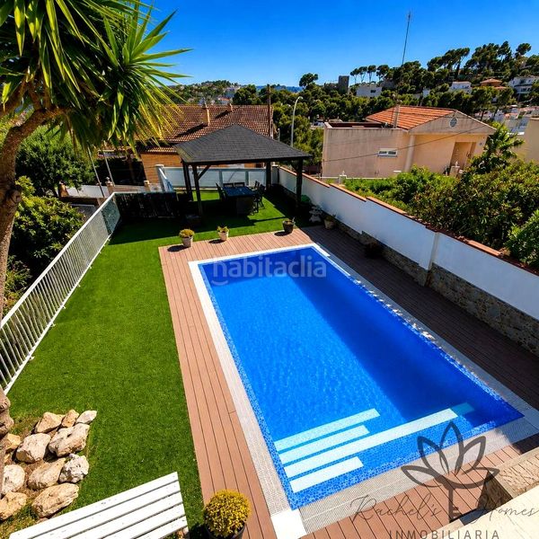 Foto 83a468a1-7162-4b39-b3a9-94d578a0ccac. Casa aparellada amb calefacció aparcament piscina a Castelldefels