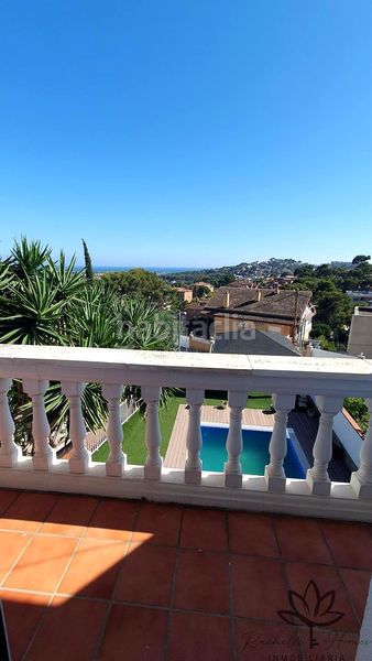 Foto b3864fda-00d8-476b-b433-a85155f171bf. Casa aparellada amb calefacció aparcament piscina a Castelldefels