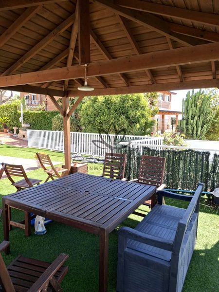 Foto b59d401c-28ad-4491-bb42-7a4a1140cfbd. Casa aparellada amb calefacció aparcament piscina a Castelldefels