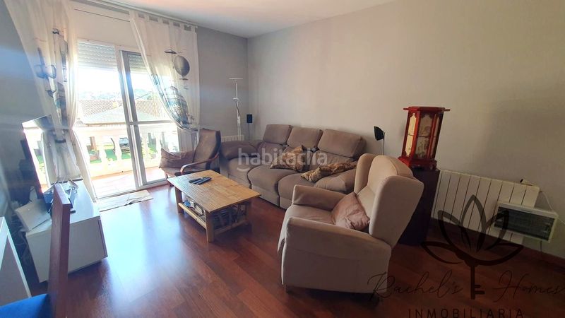 Foto df013902-0505-4050-b090-91a18e556b3d. Casa aparellada amb calefacció aparcament piscina a Castelldefels