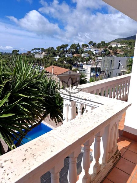 Foto f0c51720-c797-49a3-a8b8-a388df4cd05b. Casa aparellada amb calefacció aparcament piscina a Castelldefels